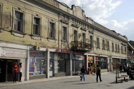 Oradea kitsch: zona istorică a ajuns o ruină pestriţă gata să se dărâme